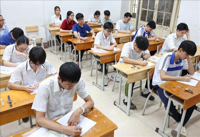 Thí sinh trước giờ làm bài thi môn Ngữ văn tại điểm thi Trường THPT Trần Phú - Hoàn Kiếm. Ảnh: Thanh Tùng - TTXVN
